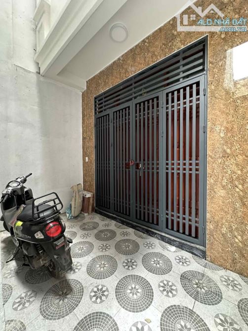 8 TỶ HƠN . 15M RA Ô TÔ TRÁNH . NGÕ ĐẸP . SÂN ĐỂ XE RIÊNG . PHỐ CHÙA QUỲNH .40 M2 . 5 TẦNG