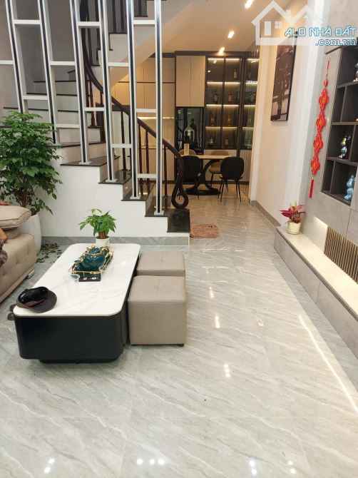 Bán nhà 4 tầng Xuân Thuỷ, Cầu Giấy, khu sầm uất phát triển, thuận tiện đi lại