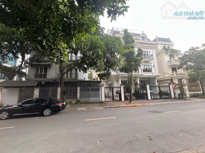 Bán gấp Biệt Thự Mặt Phố Thọ Tháp , Cầu Giấy, 190m2 , 4 tầng , MT14m giá 84.5 tỷ TL
