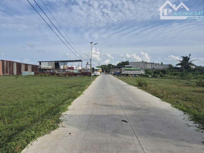 Bán đất đường bê tông 8 x 37m, giá 2 tỷ , thổ cư, Xã Hòa Khánh Tây, Đức Hòa, Long An.