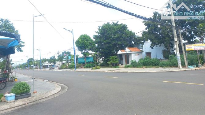 TRUNG TÂM THỊ TRẤN ĐẤT ĐỎ - ĐỐI DIỆN QUÁN DÊ TUYẾT.DÂN CƯ ĐÔNG KÍN