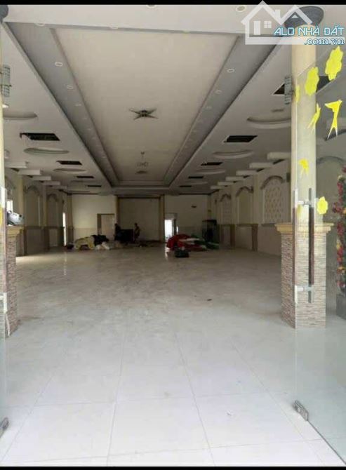 Cho thuê nhà 450 m2 mặt tiền Trần Quang Diệu 15 triệu
