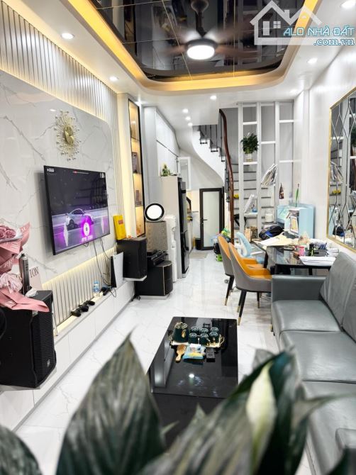 BÁN NHÀ HÀO NAM  3 MẶT 29/32m² x 4T x MT 5.5m – NHỈNH 8 TỶ