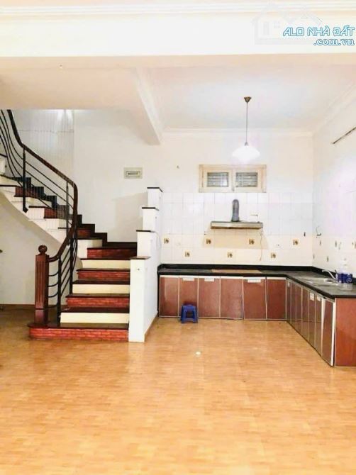 Bán gấp nhà Lạc Long Quân Tây Hồ – 58m² - 3 tầng – 4.3m MT, Ô tô đỗ cửa, giá chỉ 11.8 tỷ