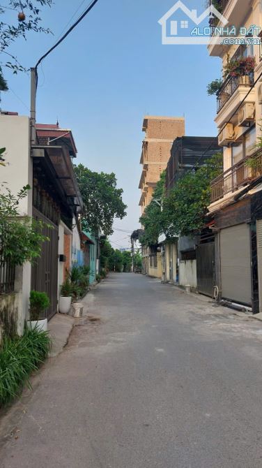 Bán đất phố Đức Giang 70m2, giá h.iếm 6.7 tỷ, ô tô 7 chỗ đỗ cổng, ngõ nông