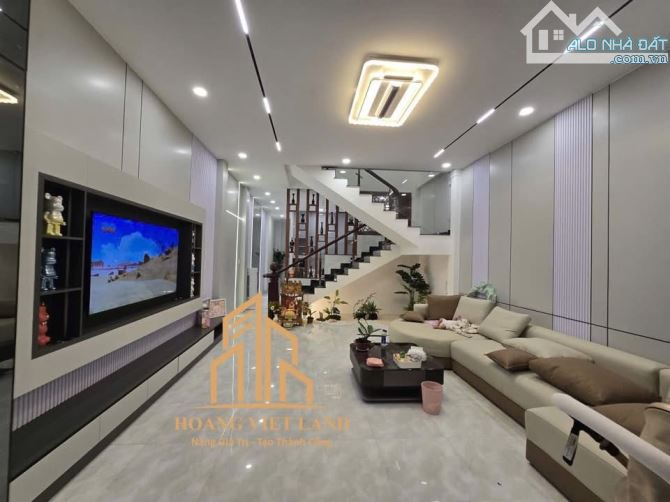 BÁN NHÀ 2 LẦU MẶT TIỀN NGUYỄN KHUYẾN. DT: 5x16,3M. GIÁ: 8,9 TỶ