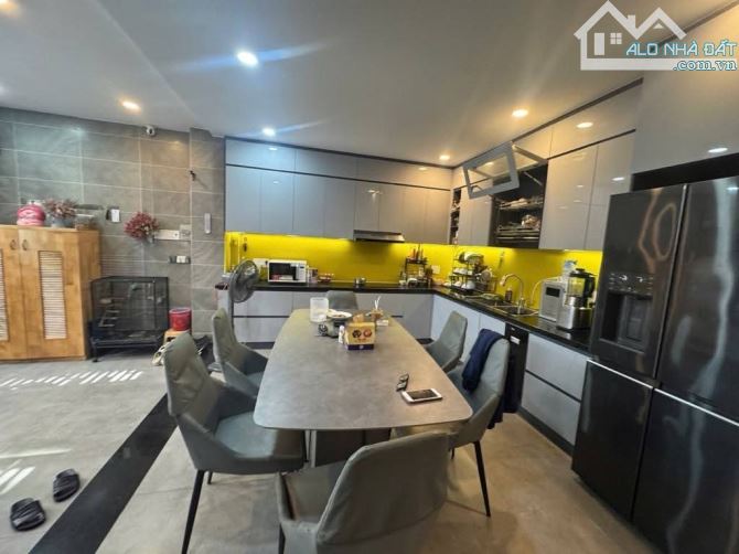 TRUNG TÂM QUẬN 3 - LÊ VĂN SỸ - 82M2 - NGANG 5.3M