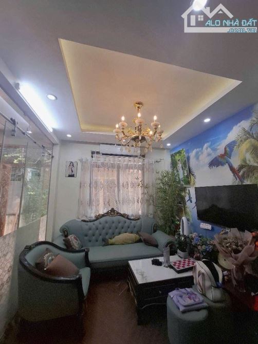 Nhà đẹp Bồ Đề, full nội thất, oto đỗ cửa, sát oto tránh, 4 tầng, 35m2, mt: 5.3m, giá 10.3