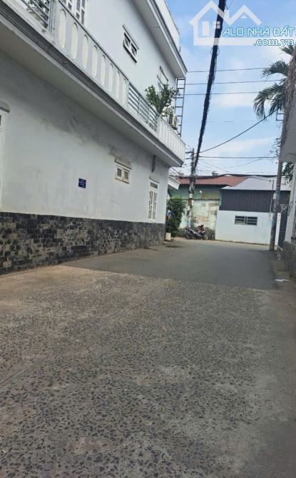 Nhà 2 tầng, căn góc, xe hơi đỗ trước cửa, đường Nguyễn Văn Quá, 4x8m, giá nhỉnh 3 tỷ.