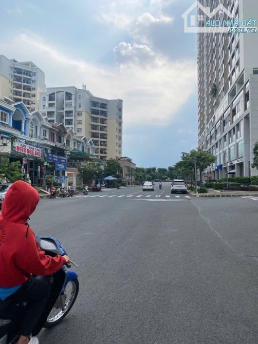 BÁN SHOPHOUSE - KĐT PHÚ MỸ HƯNG - 200m2 - NGANG 10 - MỚI TINH SẴN DÒNG TIỀN 1 TỶ/NĂM