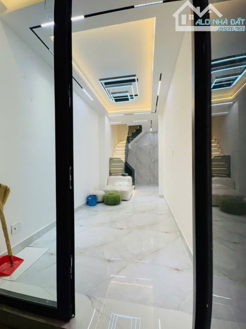 Nhà đẹp đường số - 3 tầng - 17.5m - Xe hơi đỗ cửa - Quận 4.