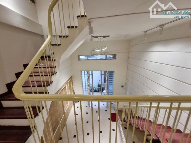 Bán nhà Ngọc lâm, Long Biên, đường rộng, oto tránh, nhà 3 tầng, 35m2, giá 10.5 tỷ - 10