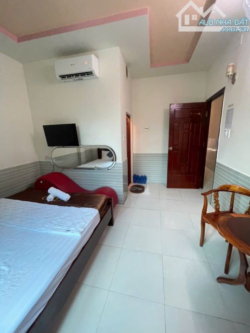Bán khách sạn 1T2L 5x30m hoàn công, đường NA7 KDC Việt Sing p. Thuận Giao, thu 30tr/th - 11
