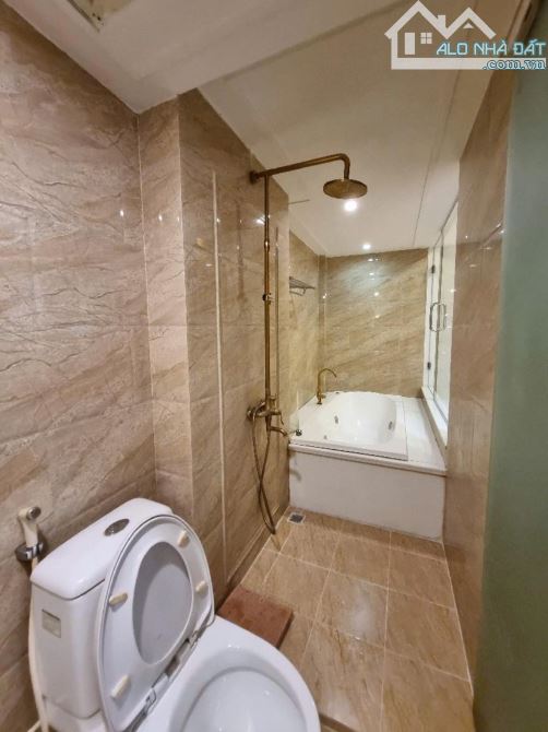 Bán nhà Ngọc lâm, Long Biên, đường rộng, oto tránh, nhà 3 tầng, 35m2, giá 10.5 tỷ - 11