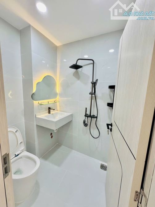BÁN GẤP NHÀ ĐẸP 4 TẤM KHU DÂN CƯ SIÊU PHẨM 3PN GIÁ 4 TỈ TÍ GIÁP Q1 - 11