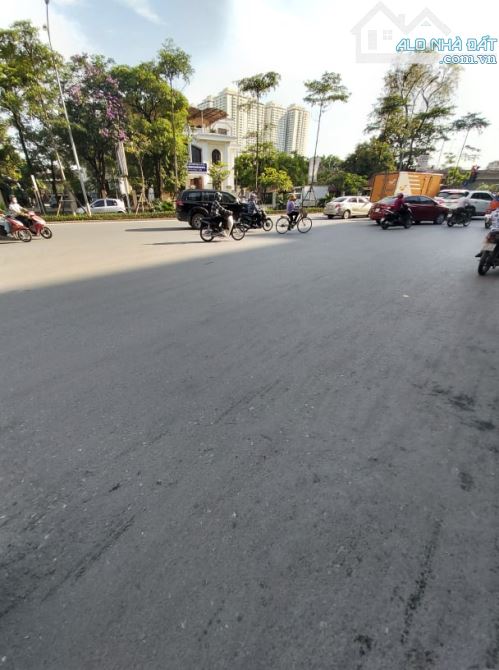 Bán đất phố Nguyễn Hữu Thọ, lô góc, 379m2, MT 19m, Giá 125 tỷ, kd tốt - 1