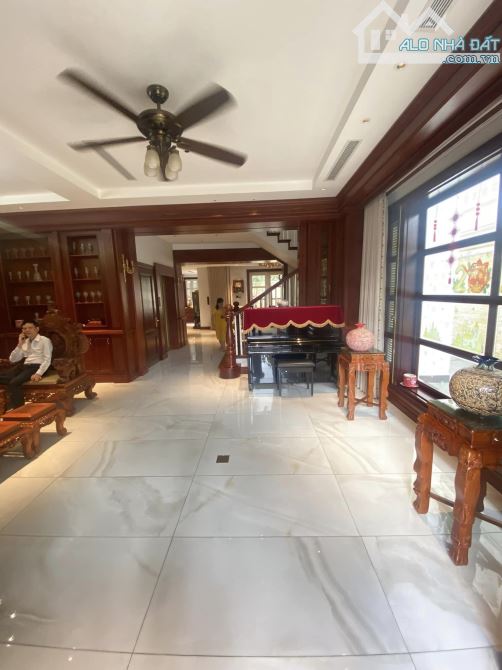 Biệt thự sân vườn Thành Thái  - Đường rộng 20m - 330m2 - MT 16,5m - hầm - 95 tỷ - 1