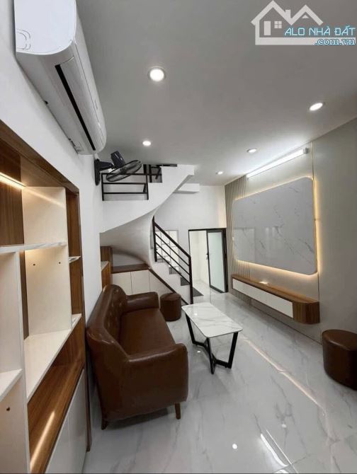 Cho thuê nhà ngõ chợ Khâm Thiên, 3 tầng x 23m2, 3 ngủ, 2 vệ sinh, 8.5 Triệu - 1