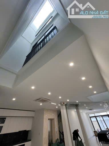 Top nhà xinh rẻ 8 x 20m 1 trệt 3 lầu Nguyễn Chí Thanh Q5 TP.HCM - 1