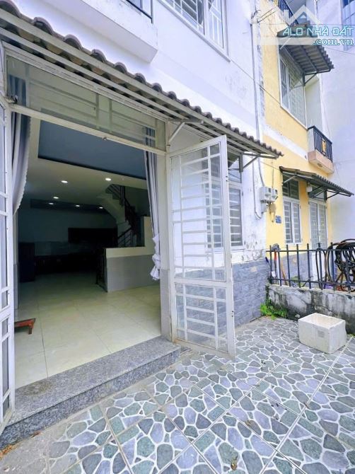 Nhà 1 Trệt 2 Lầu ( 4.3M x 11.5M ) cách Hà Huy Giáp 200m Q12 - 1