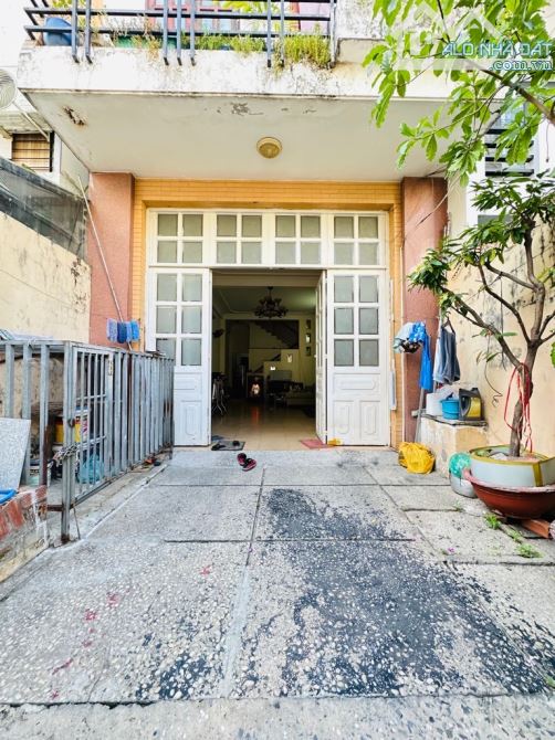 LÊ QUANG ĐỊNH HÊM XE HƠI VÀO NHÀ 105 M 2 NGANG 5 NHÀ 3 TẦNG  SÂN THƯỢNG TRƯỚC SAU - 1