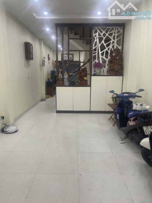 Bán nhà Ngọc lâm, Long Biên, đường rộng, oto tránh, nhà 3 tầng, 35m2, giá 10.5 tỷ - 1