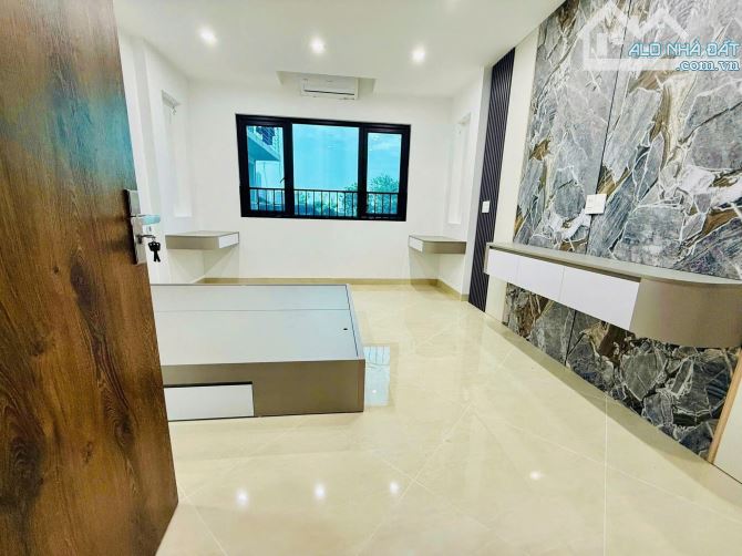 Bán gấp nhà 34M , 5 tầng thang máy phố Đại Linh .10M ô tô tránh . Giá 8 tỷ - 1