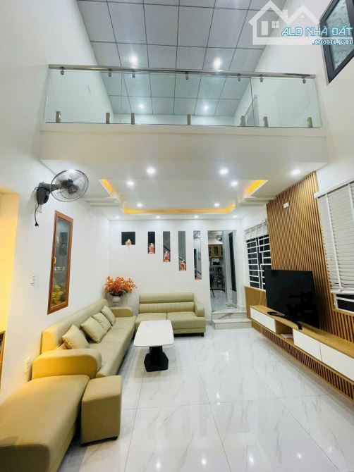 Gấp🔥Bán nhà xây mới sát Nguyễn Tất Thành, ở ngay, cách biển 50m, dt 60m2, ô tô đậu cửa - 1