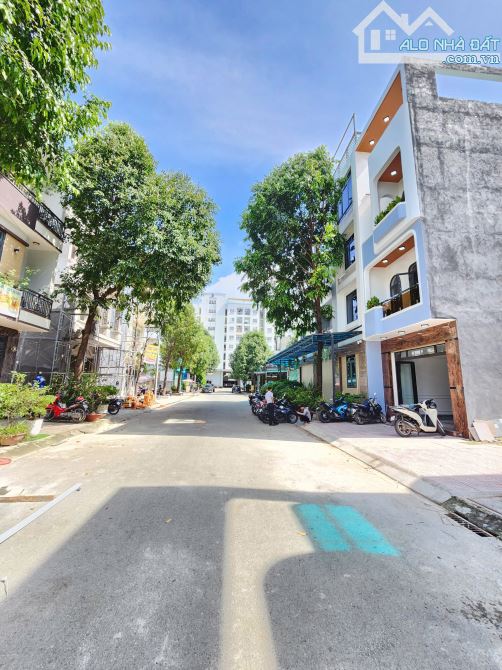 Bán nhà 1 trệt 2 lầu full nội thất KDC Thanh Bình Chợ 434, p.Bình Hòa, Tp.Thuận An - 1