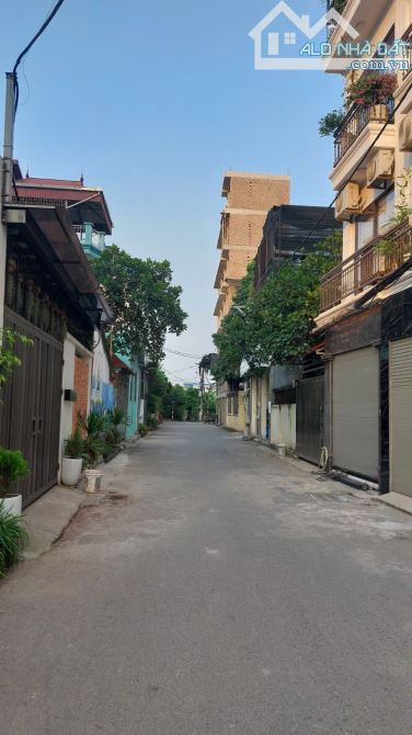 Bán nhà phố Đức Giang 50m2- 2 tầng- 5.5 tỷ dân xây, ô tô 7 chỗ đỗ cổng, ngõ thông - 1