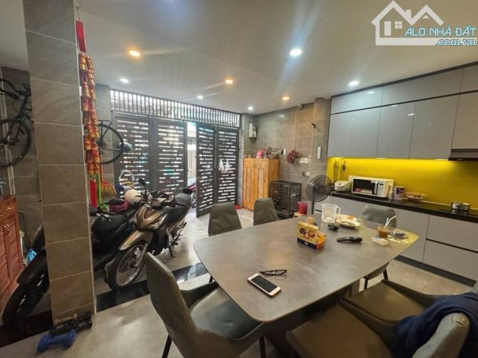 TRUNG TÂM QUẬN 3 - LÊ VĂN SỸ - 82M2 - NGANG 5.3M - 1