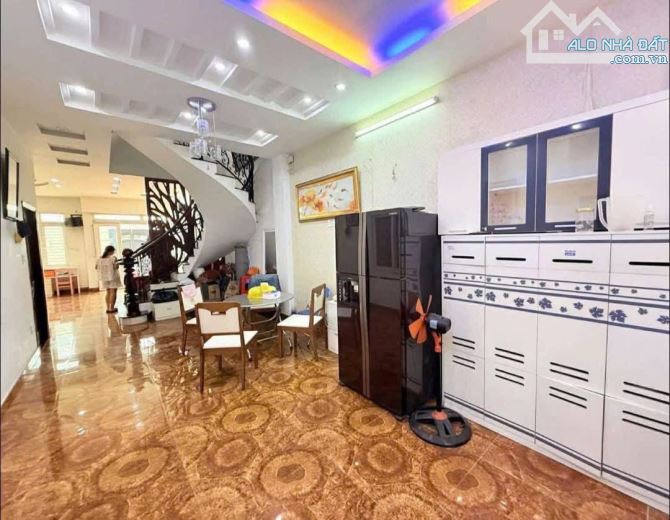 Nhà 3 tầng ngay Emart2 GV - 125m2(6x21) - 5pn - Ô tô ngủ trong sân - chỉ 8.6ty - 1