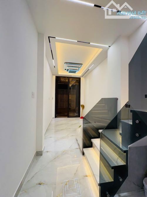 Nhà đẹp đường số - 3 tầng - 17.5m - Xe hơi đỗ cửa - Quận 4. - 1
