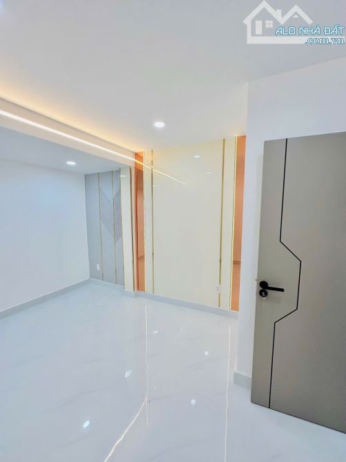 BÁN GẤP NHÀ ĐẸP 4 TẤM KHU DÂN CƯ SIÊU PHẨM 3PN GIÁ 4 TỈ TÍ GIÁP Q1 - 13