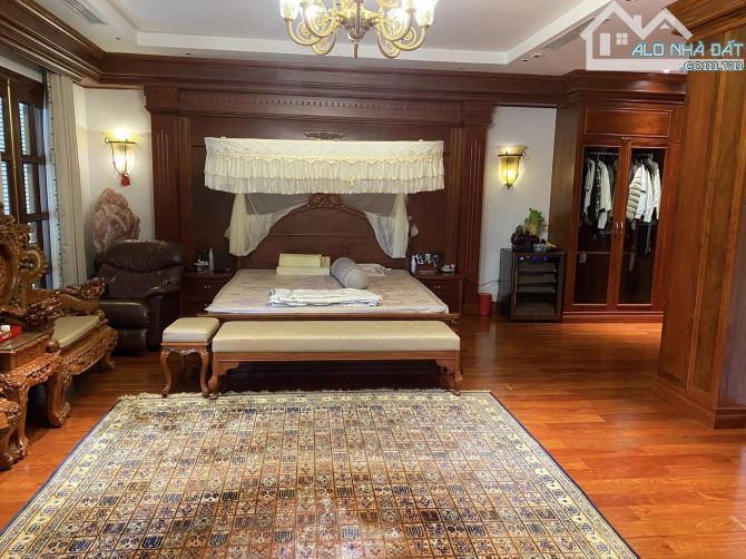 Biệt thự sân vườn Thành Thái  - Đường rộng 20m - 330m2 - MT 16,5m - hầm - 95 tỷ - 2