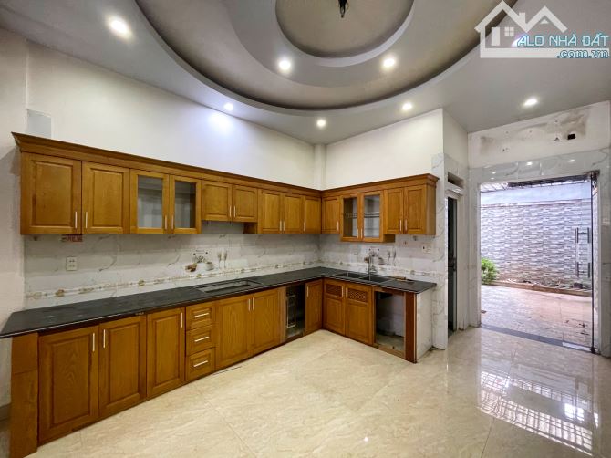 Nhà 4 tầng sân cổng tuyến 3 Ngô Gia Tự - 100m2 - Hướng Nam - 2