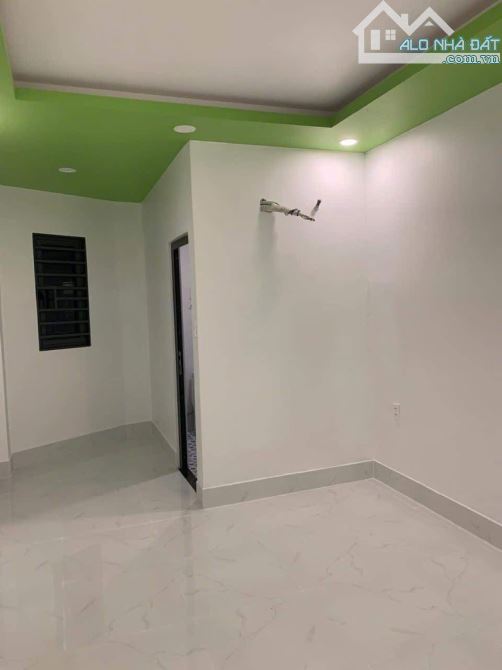 PHÚ NHUẬN - HẺM XE HƠI - CÁCH 30m RA MẶT TIỀN - 2 TẦNG - 61m2 - DÒNG TIỀN 14 tr/ T - CHỈ H - 2