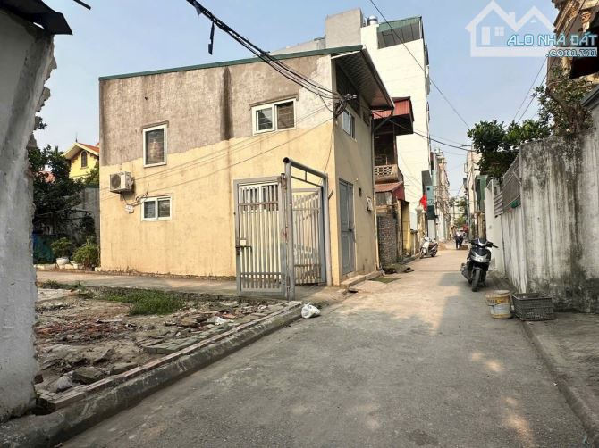 Đất Phố Đức Giang,  Nở hậu, sổ cất két  XE 7 chỗ ngủ trong đất Giá chào: 6.5 tỷ - 2