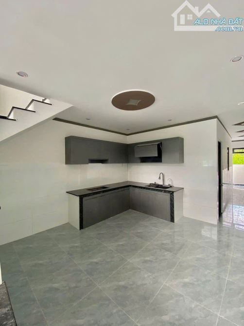 BẠN TÍNH Ở NHÀ THUÊ ĐẾN KHI NÀO  Nếu thuê nhà 1 tháng là 4 triệu,  thì 5 năm sẽ là: 5 năm - 2