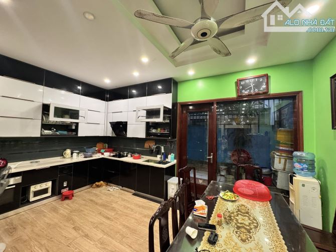 Hiếm! Liền kề vip KĐT Dịch Vọng, phố to mặt tiền khủng, tiện ích ngập tràn, nội thất xịn, - 2