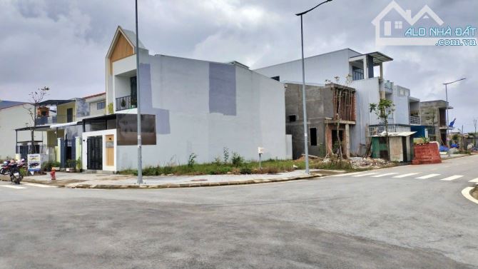 Lô góc view công viên KV6 đường Bãi Sậy rộng 16,5m - 2
