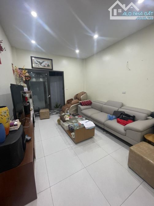 Bán nhà Ngọc lâm, Long Biên, đường rộng, oto tránh, nhà 3 tầng, 35m2, giá 10.5 tỷ - 2