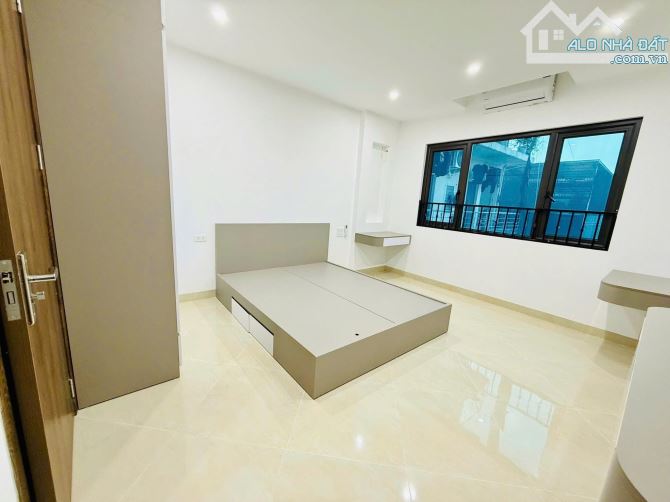 Bán gấp nhà 34M , 5 tầng thang máy phố Đại Linh .10M ô tô tránh . Giá 8 tỷ - 2