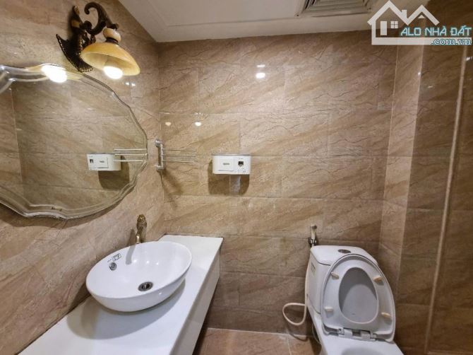 Bán nhà Ngọc lâm, Long Biên, đường rộng, oto tránh, nhà 3 tầng, 35m2, giá 10.5 tỷ - 2