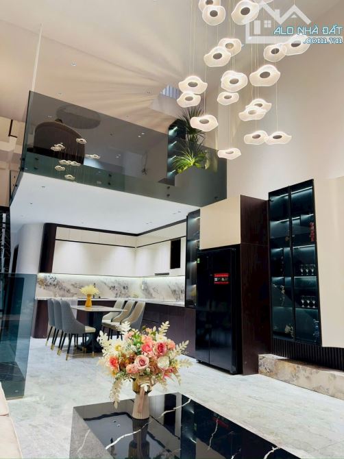 Bán nhà 3 tầng FULL nội thất Mới đẹp Mặt tiền Đường 7m5 Bùi Công Trừng khu đô thị Hoà Xuân - 2
