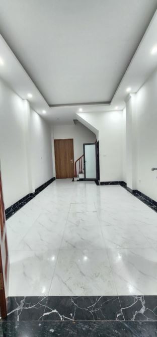 8 TỶ HƠN . 15M RA Ô TÔ TRÁNH . NGÕ ĐẸP . SÂN ĐỂ XE RIÊNG . PHỐ CHÙA QUỲNH .40 M2 . 5 TẦNG - 2