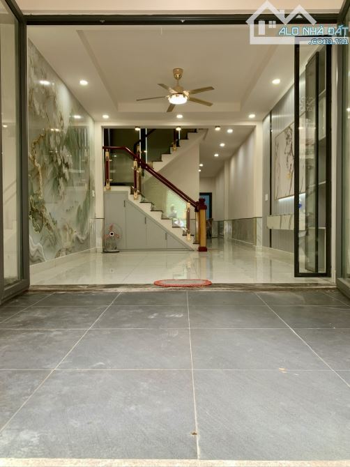 NHÀ Q8 P4 - 3.95 x 16.2 - 3 TẦNG ĐÚC THẬT - HẺM 4M XE HƠI ĐỖ CỬA - 3P RA PARC MALL. - 2