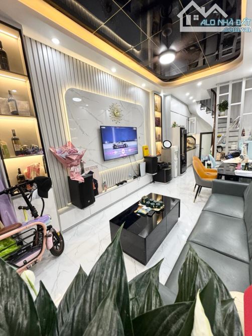 BÁN NHÀ HÀO NAM  3 MẶT 29/32m² x 4T x MT 5.5m – NHỈNH 8 TỶ - 2