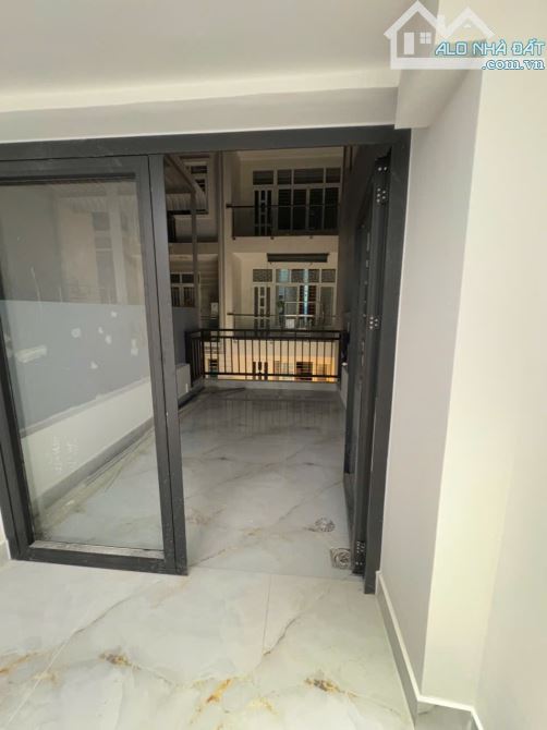 Nhà đẹp đường số - 3 tầng - 17.5m - Xe hơi đỗ cửa - Quận 4. - 2