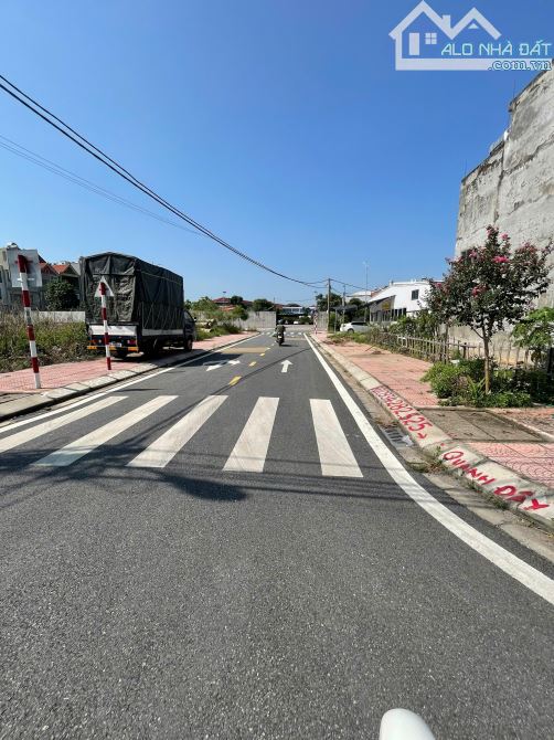 Bán 106m2 đất sát chung cư, ngay sau chợ Lương Quán, Nam Sơn đường ô tô, giá 2,x tỷ - 3